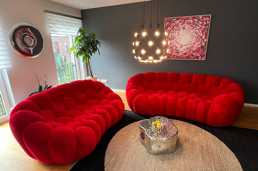 rote Couch mit Designer Teppich