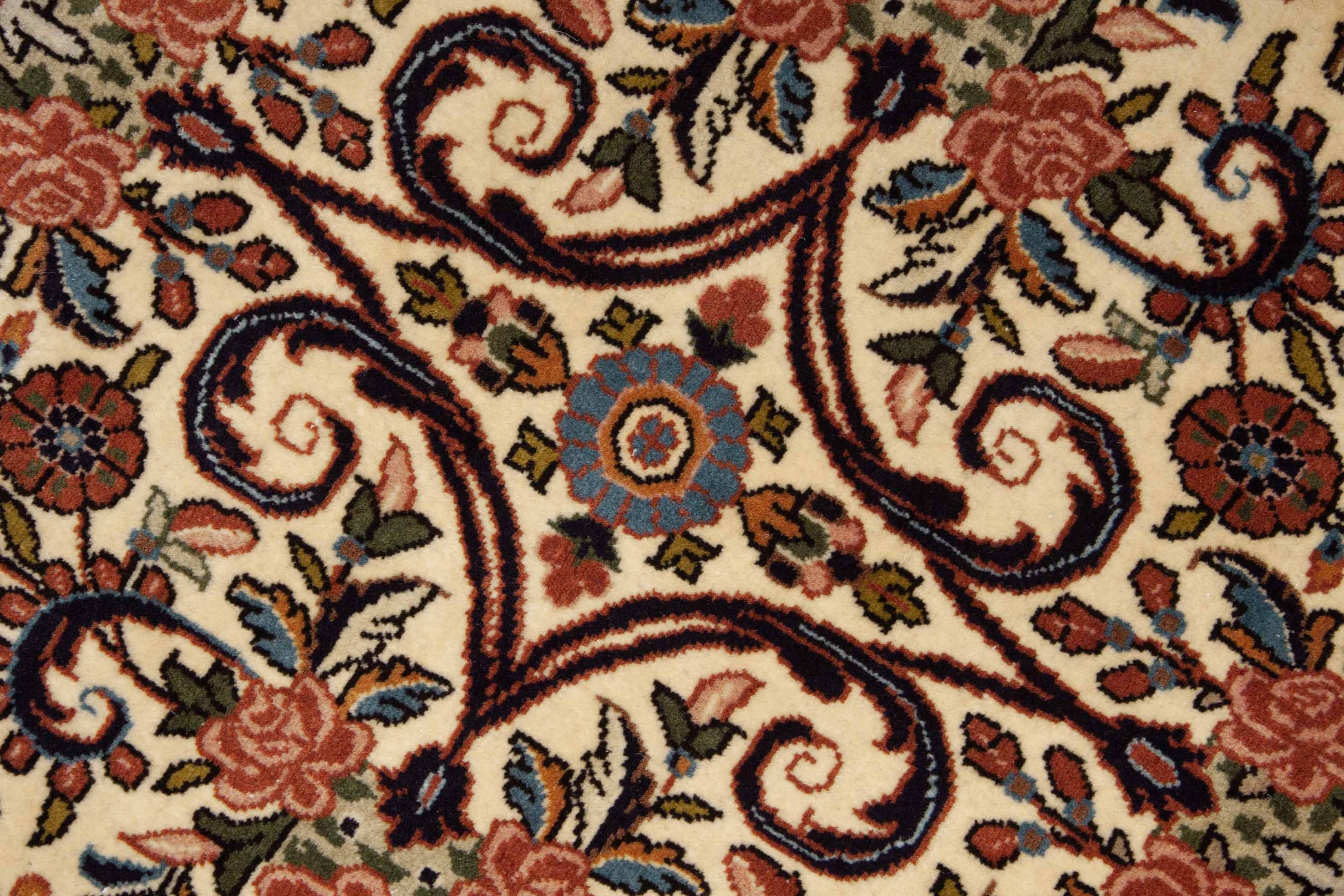 Eine Fotoaufnahme eines Bidjar Teppichs.