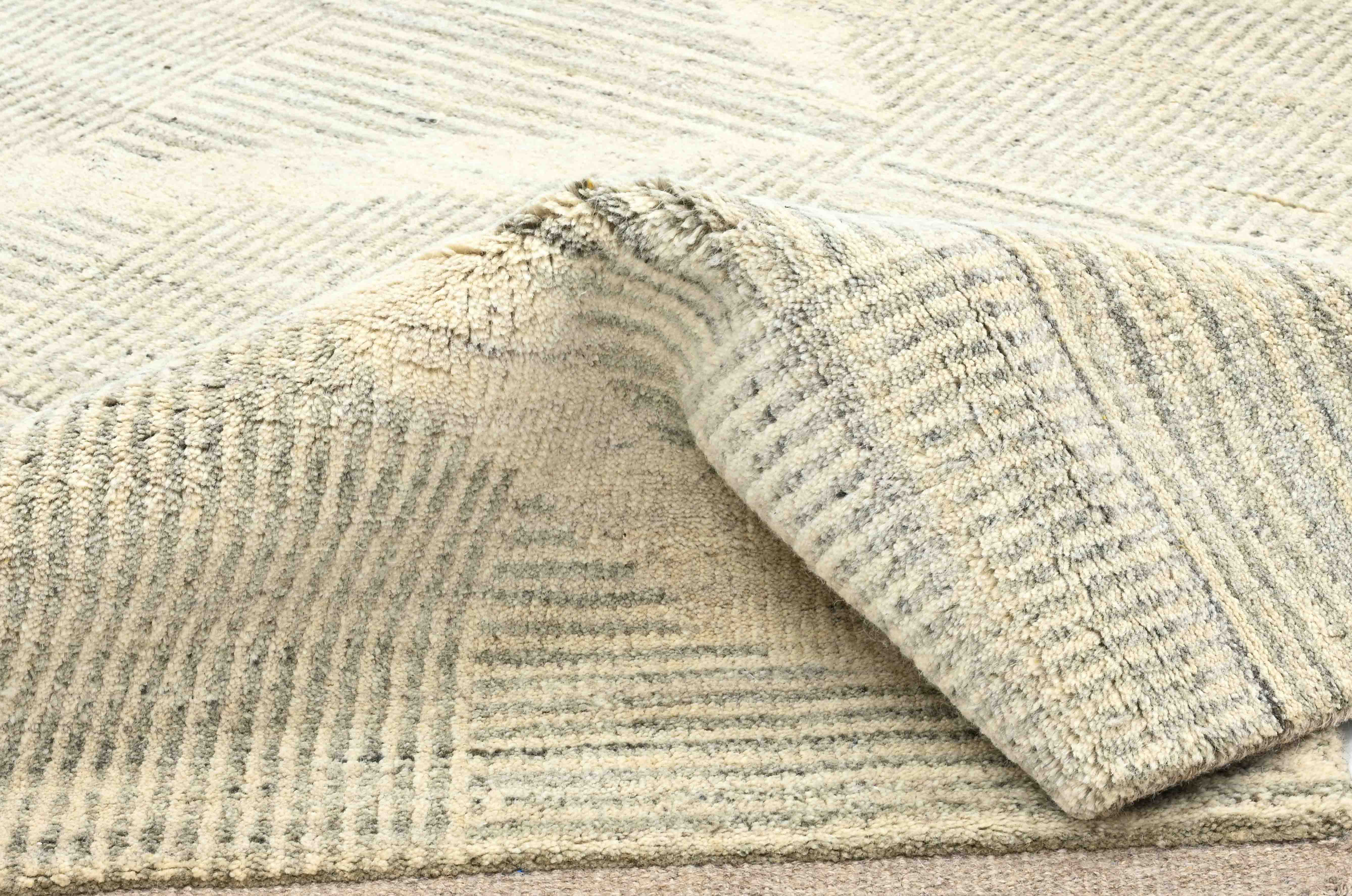 Geometrischer Beni Berber Teppich in hellgrau, beige und 245 cm x 150 cm groß