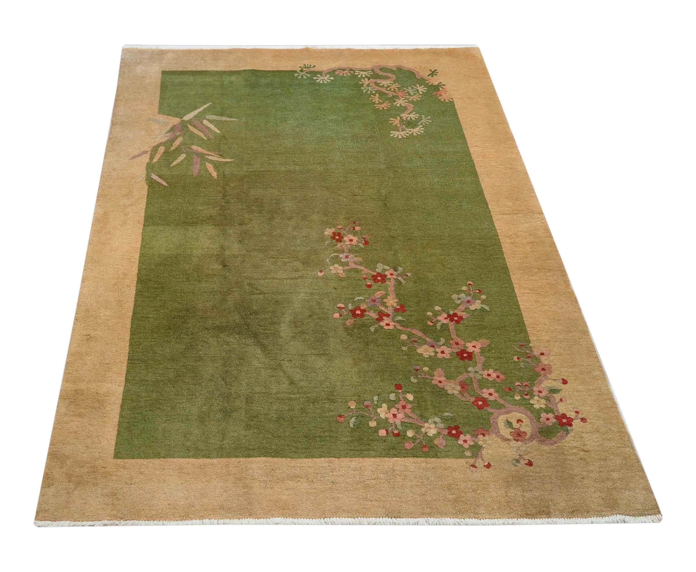 Antiker China Teppich in hellgrün und 265 cm x 183 cm groß